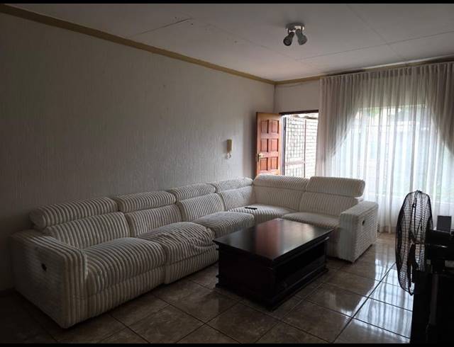 2 BEDROOM TOWNHOUSE FOR SALE IN MONTANA PARK